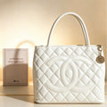 Sac cabas Chanel Medallion en cuir matelassé Caviar